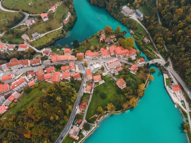 Drone uitzicht op meest na soci in slovenië stockpack adobe voorraad geschaald