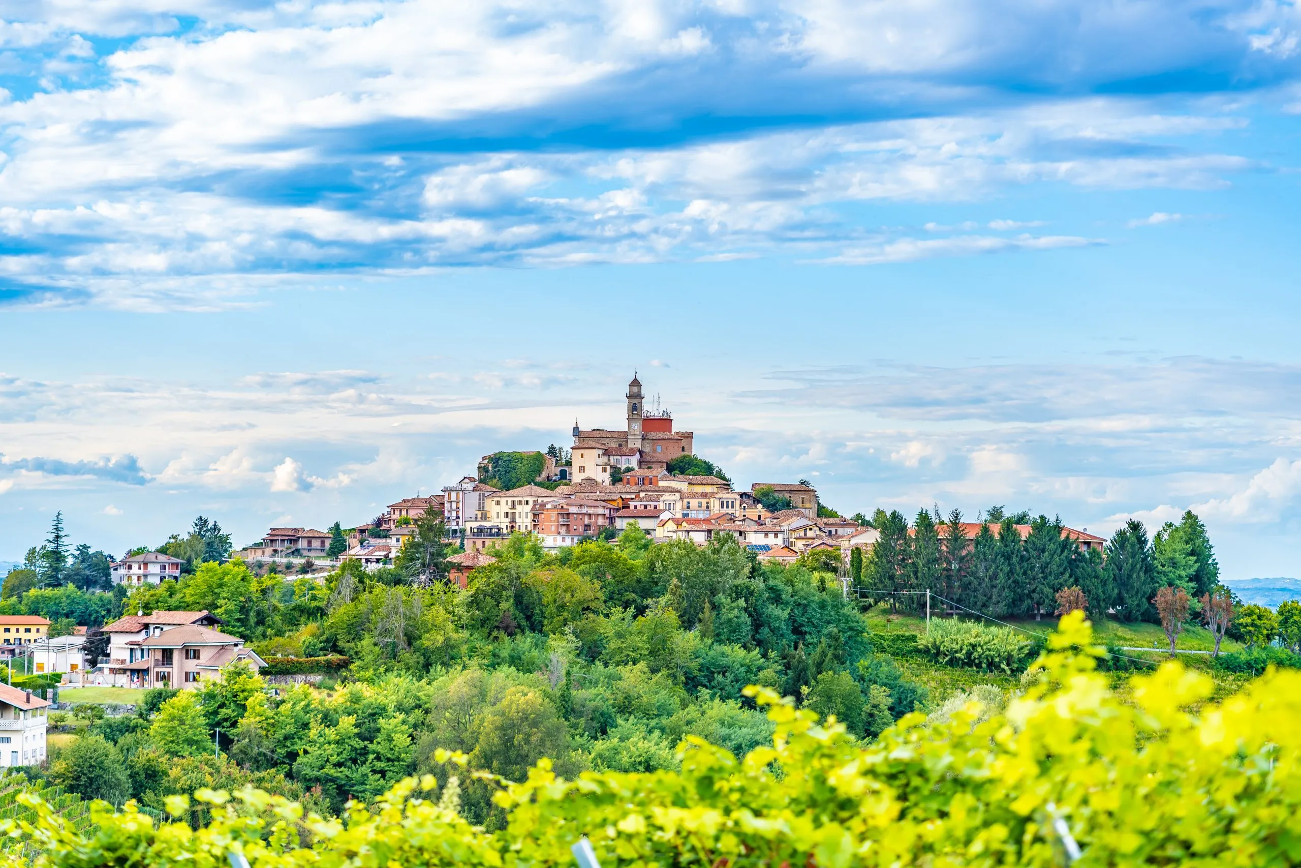 Calosso stad, Costigliole d'Asti, Piemonte, Italië. Monferrato langhe wijnproeverij regio-