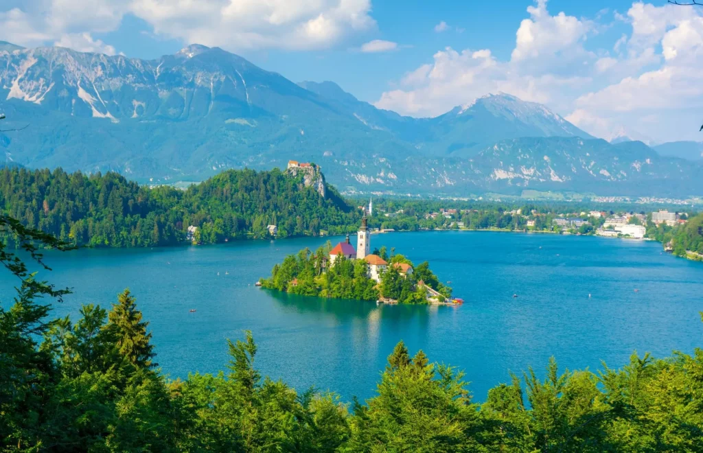 Blick auf den Bleder See und die Julischen Alpen in Slowenien stockpack adobe stock scaled