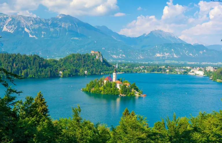 Blick auf den Bleder See und die Julischen Alpen in Slowenien stockpack adobe stock scaled